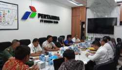 Camat Mesjid Raya Munazar bersama warga lakukan peninjauan lokasi sengketa lahan di Puskodal Pertamina FT Krueng Raya Kecamatan Mesjid Raya Aceh Besar, Rabu (22/11)