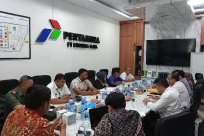 Camat Mesjid Raya Munazar bersama warga lakukan peninjauan lokasi sengketa lahan di Puskodal Pertamina FT Krueng Raya Kecamatan Mesjid Raya Aceh Besar, Rabu (22/11)