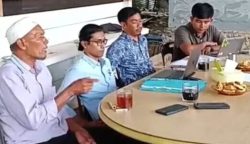 Kepala Operasional LBH Banda Aceh Muhammad Qodrat (tengah) mendampingi perwakilan masyarakat korban pengadaan lahan pembangunan PLTA Peusangan