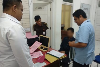 Penyidik Satreskrim Polres Langsa menyerahkan ke JPU Kejari Langsa, tersangka korupsi pengadaan perangkat Sistem Informasi Manajemen Daerah (SIMDA) berupa radio link atau wireless di 60 gampong