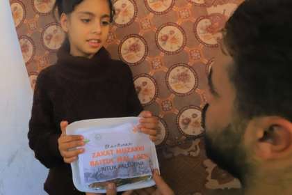 Rumah Zakat dan Baitul Mal Aceh menyalurkan 1.000 paket makanan siap saji untuk para pengungsi di Khan Younis, Gaza, Palestina