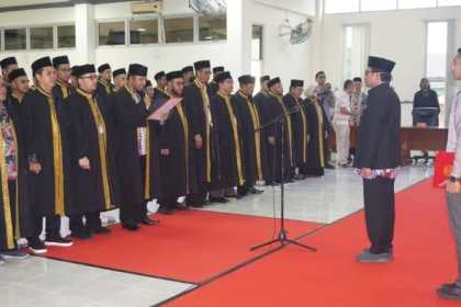 Pelantikan 126 Dewan Hakim MTQ ke-36 Provinsi Aceh di aula gedung DPRK Simeulue oleh Asisten I Setda Aceh Azwardi Abdullah, Ahad (26/11/2023)