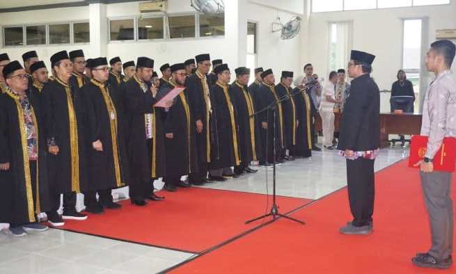 Pelantikan 126 Dewan Hakim MTQ ke-36 Provinsi Aceh di aula gedung DPRK Simeulue oleh Asisten I Setda Aceh Azwardi Abdullah, Ahad (26/11/2023)