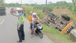 Satu truk tronton pengangkut semen terbalik ke sawah di Jalan Nasional Banda Aceh – Meulaboh, Desa Peuribu, Kecamatan Arongan Lambalek, Aceh Barat, Ahad (26/11)