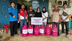PT Pertamina Patra Niaga Regional Sumbagut melalui Program Pertamina Peduli menyalurkan bantuan untuk masyarakat terdampak banjir dan longsor di Aceh Tenggara