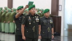 Pangdam Iskandar Muda Mayjen TNI Novi Helmy Prasetya memimpin serah terima jabatan Danrem 012/TU dari Kolonel Inf Riyanto kepada Kolonel Inf Deni Gunawan di Lantai II Gedung Malahayati, Makodam IM, Selasa (28/11)