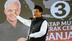 Calon wakil presiden nomor urut 3 Mahfud MD berpidato dalam kampanye perdana di Desa Jaboi Kecamatan Sukajaya, Kota Sabang, Selasa (28/11)