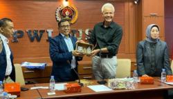 Calon Presiden nomor urut 3 Ganjar Pranowo menghadiri undangan PWI Pusat dalam rangkaian Hari Pers Nasional (HPN) 2024 dalam acara Dialog Capres-Cawapres dengan PWI Pusat, Kamis (30/11). (Foto: Dok. Humas PWI)