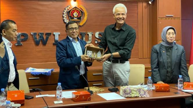 Calon Presiden nomor urut 3 Ganjar Pranowo menghadiri undangan PWI Pusat dalam rangkaian Hari Pers Nasional (HPN) 2024 dalam acara Dialog Capres-Cawapres dengan PWI Pusat, Kamis (30/11). (Foto: Dok. Humas PWI) | INFOACEH.net Calon Presiden nomor urut 3 Ganjar Pranowo menghadiri undangan PWI Pusat dalam rangkaian Hari Pers Nasional (HPN) 2024 dalam acara Dialog Capres-Cawapres dengan PWI Pusat, Kamis (30/11). (Foto: Dok. Humas PWI)