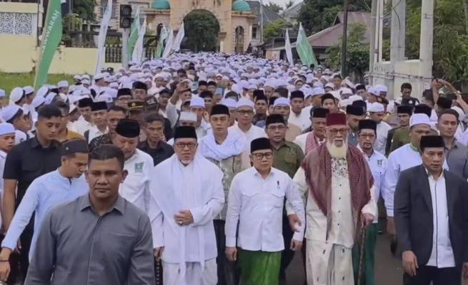 Cawapres nomor urut 1 Muhaimin Iskandar atau Cak Imin disambut ulama kharismatik Aceh saat berkunjung ke Dayah Darul Munawwarah, Kuta Krueng Ulee Glee, Kecamatan Bandar Dua, Pidie Jaya, Selasa (5/12)