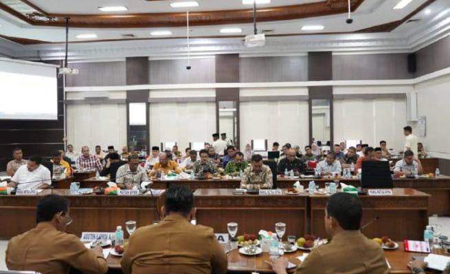 Banggar DPRA dan TAPA sedang melakukan pembahasan RAPBA 2024 di Ruang Serba Guna DPRA, Senin (11/12)
