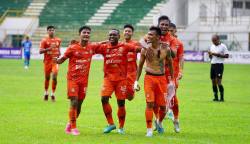 Pemain Persiraja merayakan gol kemenangan ke gawang PSDS Deli dalam lanjutan pertandingan Liga 2 2023-2024 di Stadion Harapan Bangsa Lhong Raya Banda Aceh, Senin sore (11/12). Dalam laga yang digelar tanpa penonton itu, Persiraja unggul 5-1. (Foto: Dok. MO Persiraja)