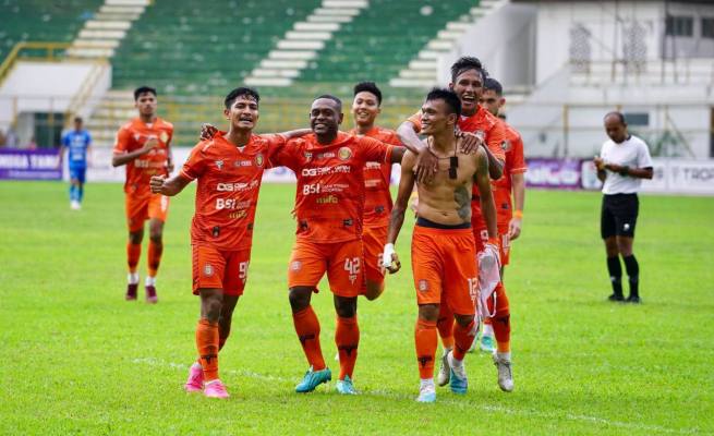 Pemain Persiraja merayakan gol kemenangan ke gawang PSDS Deli dalam lanjutan pertandingan Liga 2 2023-2024 di Stadion Harapan Bangsa Lhong Raya Banda Aceh, Senin sore (11/12). Dalam laga yang digelar tanpa penonton itu, Persiraja unggul 5-1. (Foto: Dok. MO Persiraja)