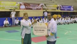 Institutional Banking and Government Relationship Deputy BSI Aceh Saiful Musadir menyerahkan bantuan untuk jersey atlet Pelatda PON Aceh kepada Ketua Umum KONI Aceh Kamaruddin Abu Bakar, Selasa (12/12)