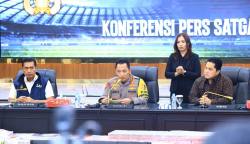 Kapolri Jenderal Pol Listyo Sigit Prabowo didampingi Ketua Umum PSSI Erick Thohir dan Kabareskrim Polri Komjen Pol Wahyu Widada memberikan keterangan pada konferensi pers di Rupatama Mabes Polri, Rabu (13/12)