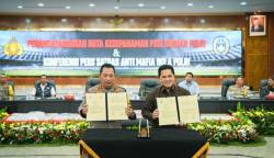 Kapolri Jenderal Pol Listyo Sigit dan Ketua Umum PSSI Erick Thohir menandatangani MoU Polri dan PSSI soal kesepakatan menciptakan iklim sepak bola Indonesia yang baik, di Mabes Polri pada Rabu (13/12)