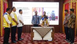 Pj Gubernur Aceh Achmad Marzuki menyaksikan penandatanganan kontrak paket pekerjaan renovasi dan pembangunan kembali venue PON XXI Tahun 2024, di Restauran Meuligoe Gubernur Aceh, Jum’at (15/12)