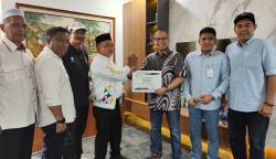Ketua Umum KONI Aceh Kamaruddin Abu Bakar alias Abu Razak menyerahkan Piagam Penghargaan kepada CEO BSI Regional Aceh Wisnu Sunandar di ke Kantor BSI Regional Aceh, Jum'at 15 Desember 2023