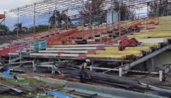 Pekerja membongkar Stadion H Dimurthala Lampineung Kota Banda Aceh, akan direhab total sesuai dengan standar FIFA