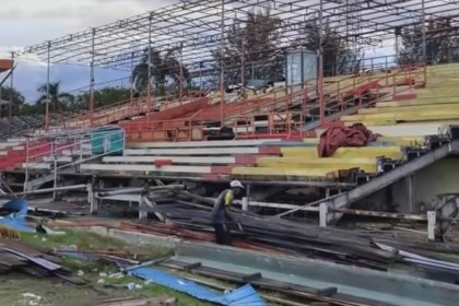 Pekerja membongkar Stadion H Dimurthala Lampineung Kota Banda Aceh, akan direhab total sesuai dengan standar FIFA