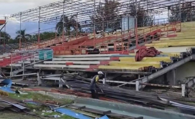 Pekerja membongkar Stadion H Dimurthala Lampineung Kota Banda Aceh, akan direhab total sesuai dengan standar FIFA