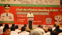 Pj Gubernur Aceh Achmad Marzuki memberikan sambutan pada Chef de Mission Meeting (CdM) -1 PON XXI Aceh-Sumut, Wilayah Aceh di Hotel Hermes Palace Banda Aceh, Sabtu (16/12)
