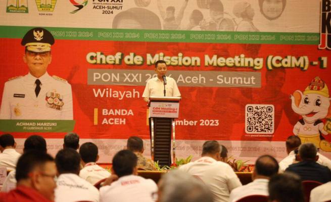 Pj Gubernur Aceh Achmad Marzuki memberikan sambutan pada Chef de Mission Meeting (CdM) -1 PON XXI Aceh-Sumut, Wilayah Aceh di Hotel Hermes Palace Banda Aceh, Sabtu (16/12)
