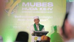 Ketua PB HUDA Tgk H Muhammad Yusuf A Wahab atau Tu Sop menyampaikan sambutan pada pembukaan Mubes IV HUDA di Hotel Grand Nanggroe, Banda Aceh, Jum'at malam (1/12)