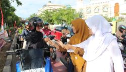 Sekolah Luar Biasa (SLB) TNCC Banda Aceh menggelar aksi berbagi bunga yang dilengkapi quotes tentang disabilitas bersama siswa, guru dan tenaga kependidikan di simpang jalan Masjid Oman Al Makmur, Lampriet, Banda Aceh, Senin (4/12/)