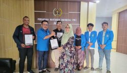 Ketua PWI Aceh, Nasir Nurdin menerima penghargaan dari Koordinator MER-C Indonesia Wilayah Aceh, Ira Hidayati disaksikan Wakil Rektor III Unida Dr Bustamam Ali, Sekretaris IJTI Aceh Mustajab di Kantor PWI Aceh, Senin, 4 Desember 2023. (Foto: Dok. PWI Aceh)