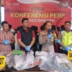 Kapolres Bireuen AKBP Jatmiko memperlihatkan senjata tajam yang diamankan dari belasan remaja hendak tawuran. (Foto: Dok. Polres Bireuen)
