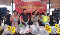 Kapolres Bireuen AKBP Jatmiko memperlihatkan senjata tajam yang diamankan dari belasan remaja hendak tawuran. (Foto: Dok. Polres Bireuen)