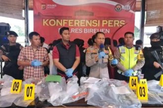 Kapolres Bireuen AKBP Jatmiko memperlihatkan senjata tajam yang diamankan dari belasan remaja hendak tawuran. (Foto: Dok. Polres Bireuen)