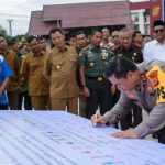 Kapolda Aceh Irjen Pol Achmad Kartiko disaksikan Forkopimda Aceh menandatangani plakat Deklarasi Kampanye Pemilu Damai 2024, di Taman Sulthanah Safiatuddin Banda Aceh, Selasa (5/12)