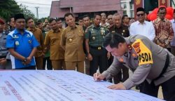 Kapolda Aceh Irjen Pol Achmad Kartiko disaksikan Forkopimda Aceh menandatangani plakat Deklarasi Kampanye Pemilu Damai 2024, di Taman Sulthanah Safiatuddin Banda Aceh, Selasa (5/12)