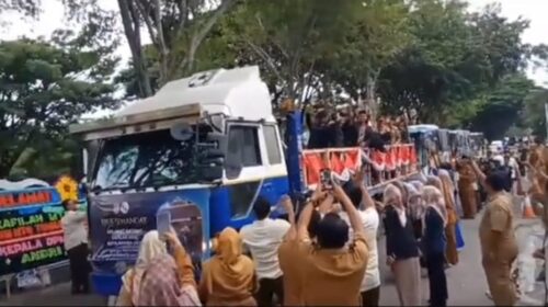 Kafilah Banda Aceh yang meraih juara umum MTQ ke-36 Provinsi Aceh disambut sukacita, Selasa (5/12)