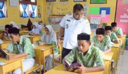 Pj Bupati Aceh Besar Muhammad Iswanto melakukan kunjungan monitoring Intruksi Bupati tentang Beut Siat di SMP Negeri Lampeuneurut, Darul Imarah, Aceh Besar, Rabu (6/12/2023)