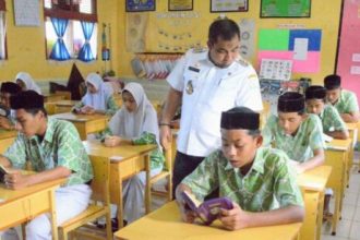 Pj Bupati Aceh Besar Muhammad Iswanto melakukan kunjungan monitoring Intruksi Bupati tentang Beut Siat di SMP Negeri Lampeuneurut, Darul Imarah, Aceh Besar, Rabu (6/12/2023)