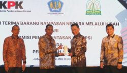 Pj Gubernur Aceh Achmad Marzuki dan Wakil Ketua KPK Nurul Ghufron menandatangani berita acara serah terima perjanjian hibah barang rampasan negara di Ruang Mini Teater Lantai 4, Gedung Pusat Edukasi Anti Korupsi KPK, Jakarta, Kamis (7/12)
