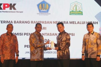 Pj Gubernur Aceh Achmad Marzuki dan Wakil Ketua KPK Nurul Ghufron menandatangani berita acara serah terima perjanjian hibah barang rampasan negara di Ruang Mini Teater Lantai 4, Gedung Pusat Edukasi Anti Korupsi KPK, Jakarta, Kamis (7/12)