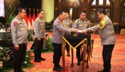 Kapolda Aceh Irjen Pol Achmad Kartiko menerima DIPA Tahun 2024 yang diserahkan Kapolri Jenderal Pol Listyo Sigit Prabowo di Jakarta, Kamis (7/12)