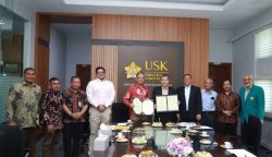 Rektor USK Prof Marwan dan Dubes India untuk Indonesia dan Timor Leste Sadeep Chakravorty menandatangani kerja sama di ruang rektor kampus setempat, Rabu, 6 Desember 2023