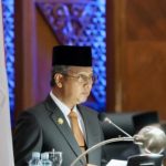 Asisten Administrasi Umum Setda Aceh Dr Iskandar AP menyampaikan sambutan Pj Gubernur pada Rapat Paripurna DPRA dalam rangka Penjelasan Rancangan Qanun tentang Pajak Aceh dan Retribusi Aceh, di Gedung DPRA, Kamis (7/12)