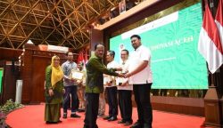 Plt Asisten II Setda Aceh Ir Mawardi, mewakili Pj Gubernur Aceh menyerahkan penghargaan untuk 15 SKPA yang melahirkan kebijakan dan program inovatif dalam acara Anugerah Inovasi Aceh, di Anjong Mon Mata, Banda Aceh, Jum'at (8/12)