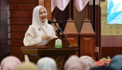 Pj Ketua TP PKK Aceh Ayu Candra Febiola Nazuar menyampaikan materi pada seminar dan peluncuran Sekolah SAMARA Forum Dakwah Perbatasan Angkatan I, di Anjong Mon Mata Banda Aceh, Sabtu (9/12)