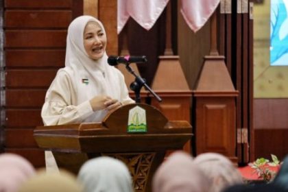 Pj Ketua TP PKK Aceh Ayu Candra Febiola Nazuar menyampaikan materi pada seminar dan peluncuran Sekolah SAMARA Forum Dakwah Perbatasan Angkatan I, di Anjong Mon Mata Banda Aceh, Sabtu (9/12)