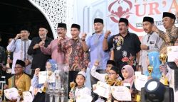 Ketua DPRK Banda Aceh Farid Nyak Umar menyerahkan piala juara umum Festival Qur'ani IV se-Kota Banda Aceh 2023 kepada Camat Ulee Kareng Akbar Mirza di halaman Masjid Al-Furqan Gampong Beurawe. (Foto: Dok. Humas DPRK Banda Aceh)