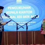 Pj Gubernur Aceh Achmad Marzuki mengukuhkan Kepala Kantor Regional XIII Badan Kepegawaian Negara (BKN) Aceh Joko Subakti, di Meuligoe Gubernur Aceh, Senin (11/12)