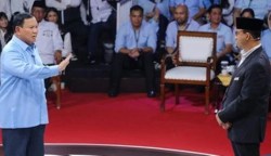 Calon presiden nomor urut 1 Anies Baswedan dan Capres nomor 2 Prabowo Subianto saling serang pada Debat Pertama Capres 2024 di Jakarta, Selasa malam (12/12)