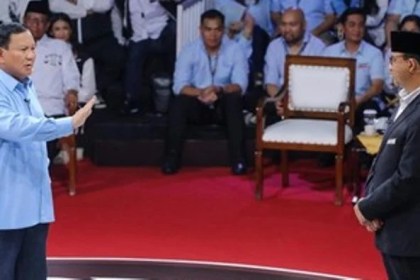 Calon presiden nomor urut 1 Anies Baswedan dan Capres nomor 2 Prabowo Subianto saling serang pada Debat Pertama Capres 2024 di Jakarta, Selasa malam (12/12)